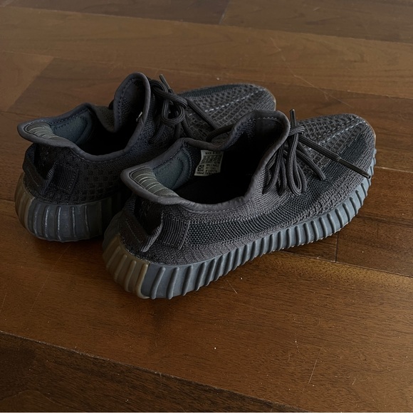 💯Authentic Adidas Yeezy sneaker women's shoes - Picture 3 of 7